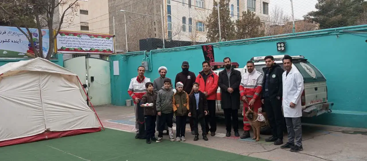 اجرای مانور زلزله در دبستان با حضور معاونت سازمان هلال احمر مشهد